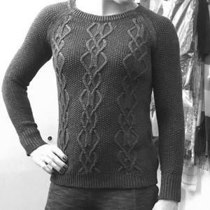 Textured knitted grey sweater